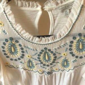 Lucky. Embroidered baby doll style w/flutter sleeves. Keyhole back neckline.